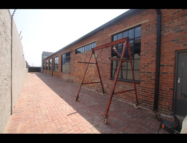 1,683M² FACTORY FOR SALE IN SEBENZA